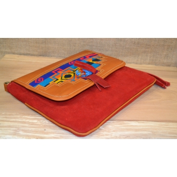 Torebka ze skóry etno w czerwonym kolorze  z koralikami mullo .